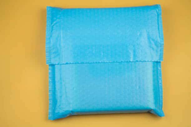 Envelope plástico com aba adesiva: praticidade e segurança